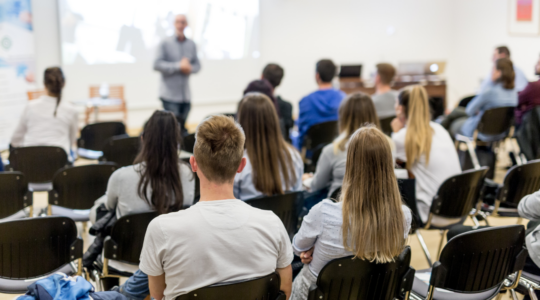 Università e Finanza Etica: cosa succede quando contenuti scomodi, domande radicali e strumenti di analisi indipendenti entrano negli atenei?