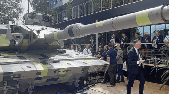 Un carroarmato, simbolo delle imprese degli armamenti, davanti alla sede di Rehinmetall