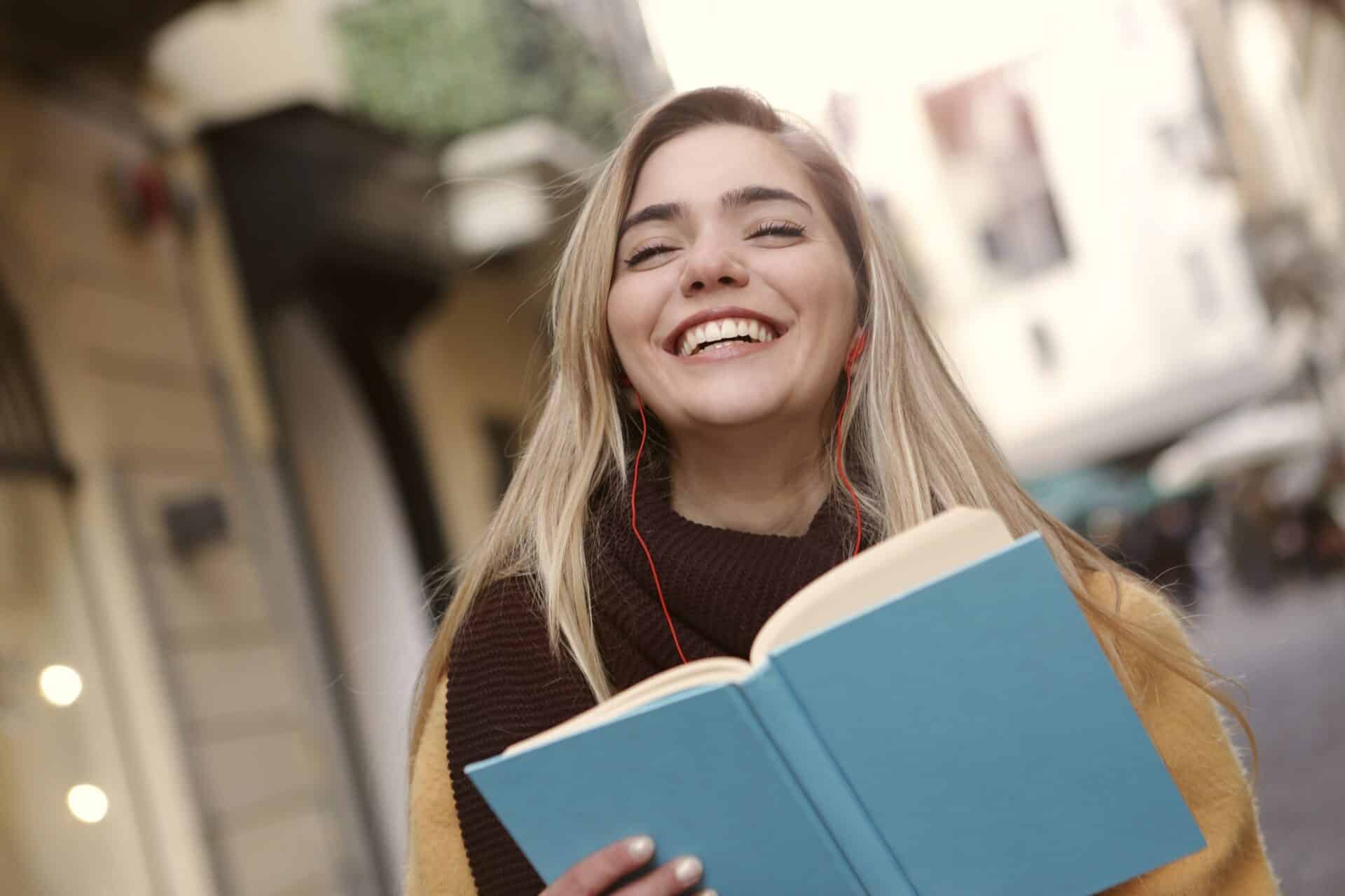 ragazza sorridente per il premio di tesi di laurea Antonio Genovesi 2023