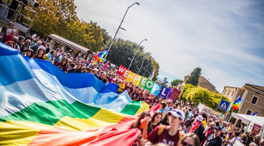 Foto di una grande bandiera della pace durante una manifestazione