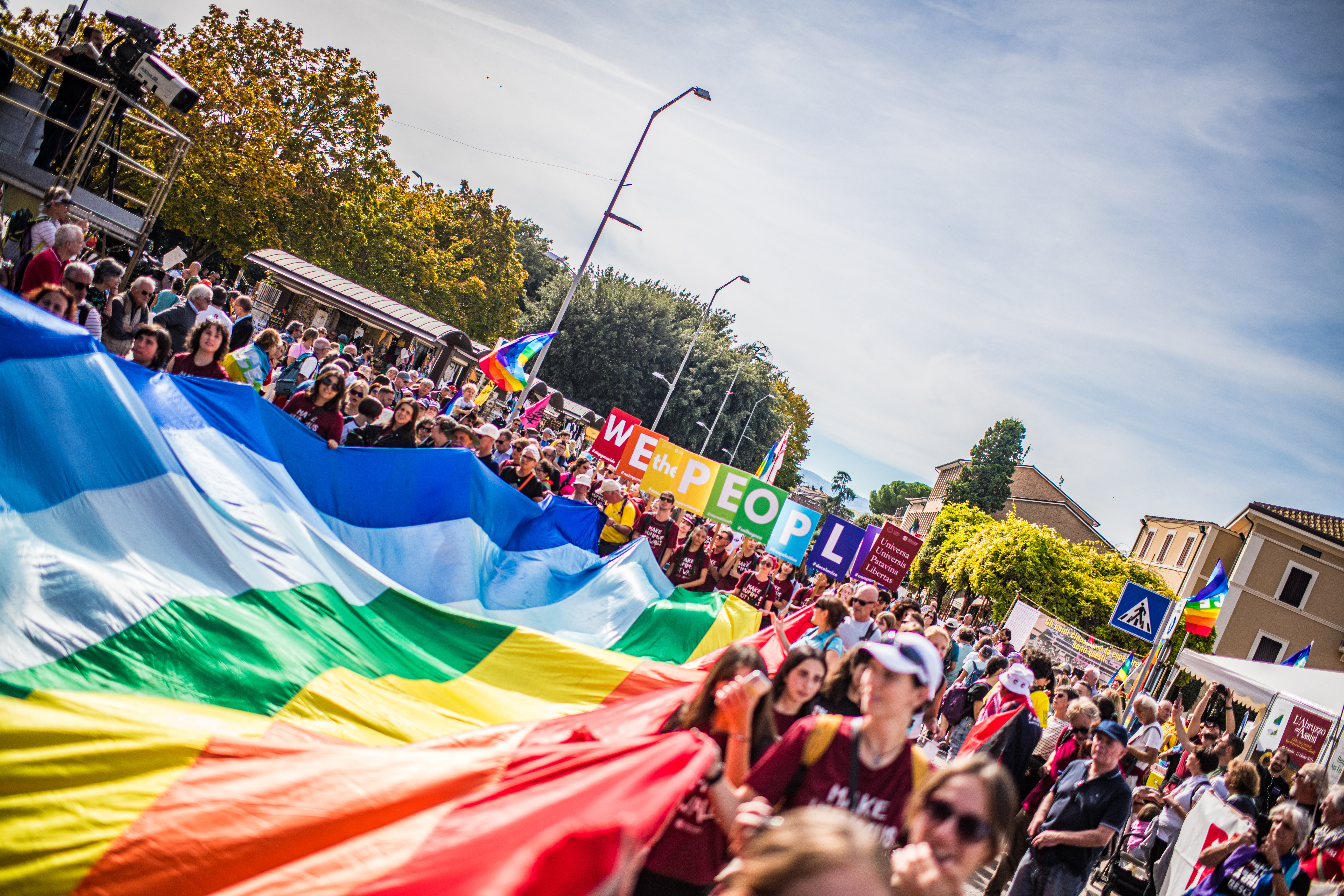 Foto di una grande bandiera della pace durante una manifestazione
